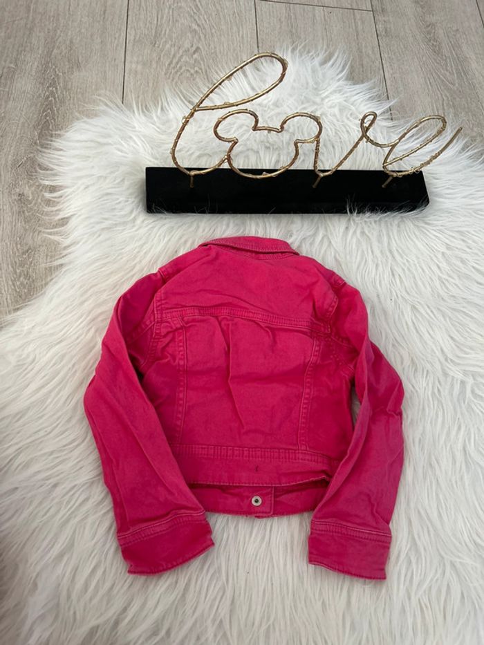 Très belle veste en jeans rose 🥰 de chez la halle taille 3 ans - photo numéro 2