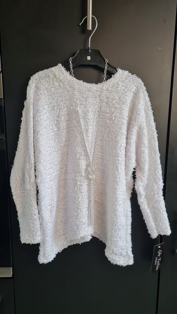 Pull blanc neuf avec collier
