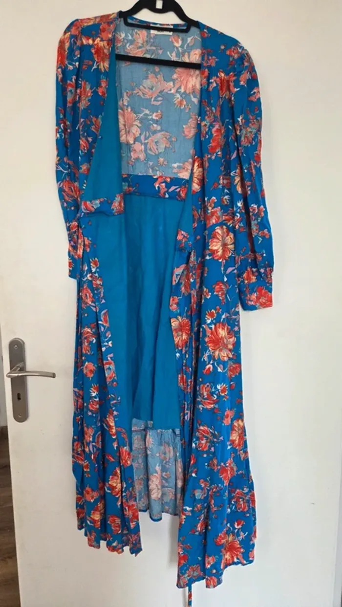 Robe longue portefeuille bleue fleurie à volants – Inspiration Studio (Taille M) - photo numéro 3