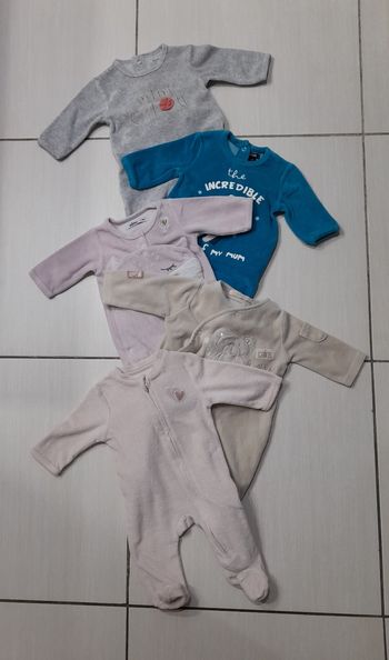 Pyjamas 1 mois 
Très bon état 
3€ pièce