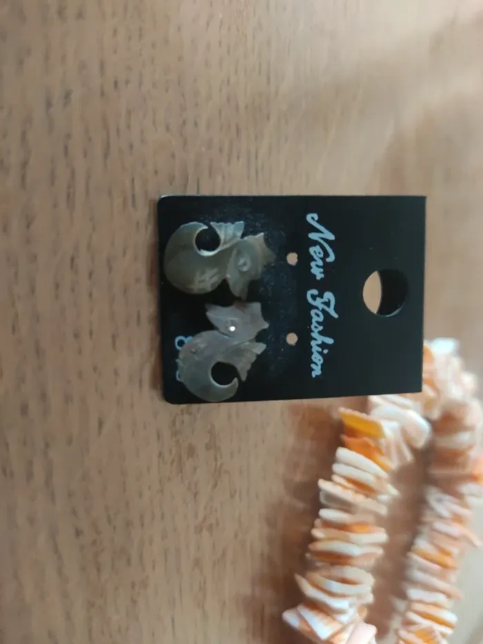 Vend un bracelet des îles plus une paire de boucles d'oreilles
