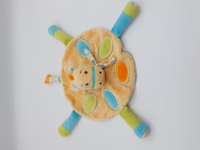 Doudou plat rond cheval âne KIMBALOO LA HALLE jaune bleu vert orange rayures dos