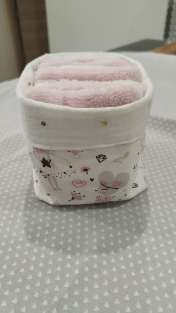 Lot de 7 débarbouillettes et son panier