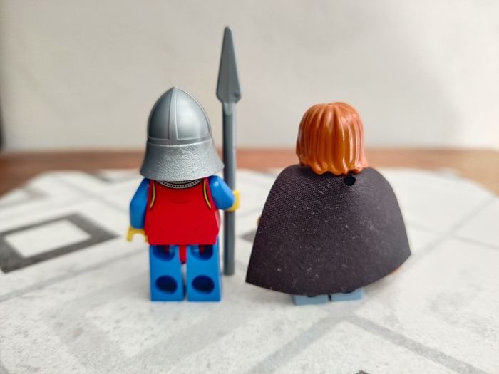 2 figurines Collecteur de taxes et Garde Lion Knight du set Lego 10332 Place du Village Médiéval - photo numéro 3