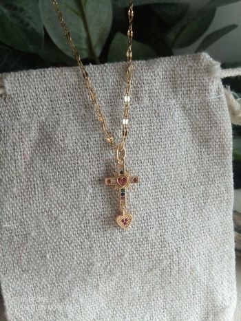 Collier pendentif croix avec zircons colorés
