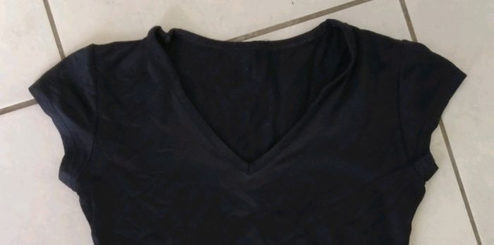 Tee shirt noir . Col en V. taille 6 - photo numéro 3