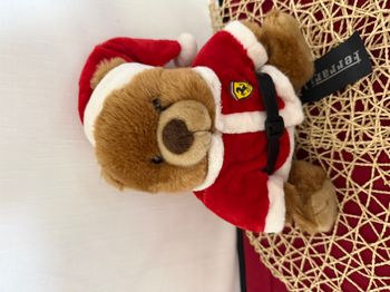 Ferrari rouge d'origine. Ours en peluche de Noël produit officiel avec étiquettes