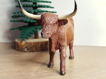 Figurine vache a longues cornes - animal de la ferme Mojo