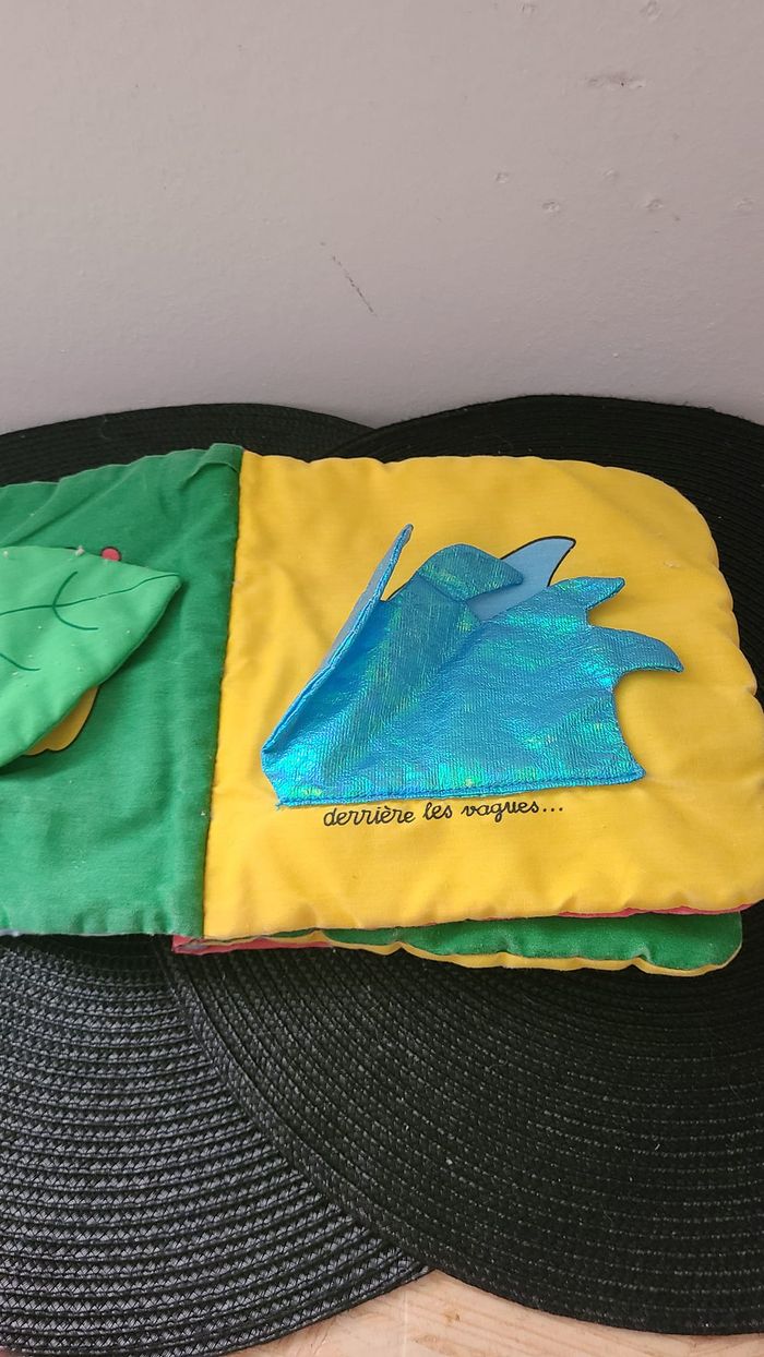 Livre tout petit dès la naissance / 12 mois " cache cache" en tissus - photo numéro 3