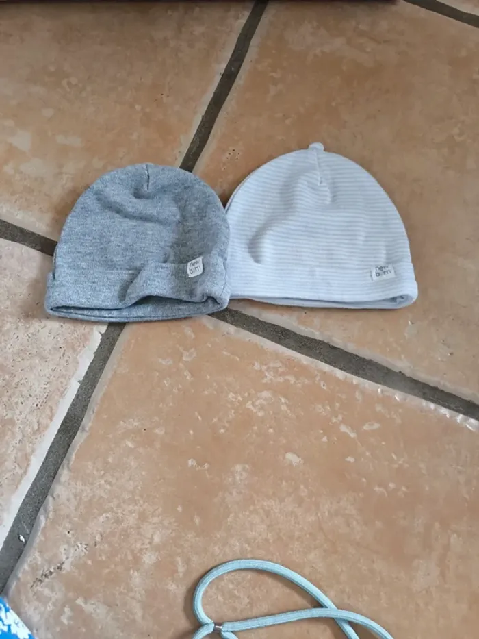 Deux bonnet naissance