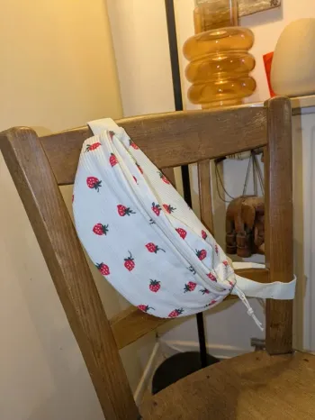 🎒 Banane en velours brodée fraises