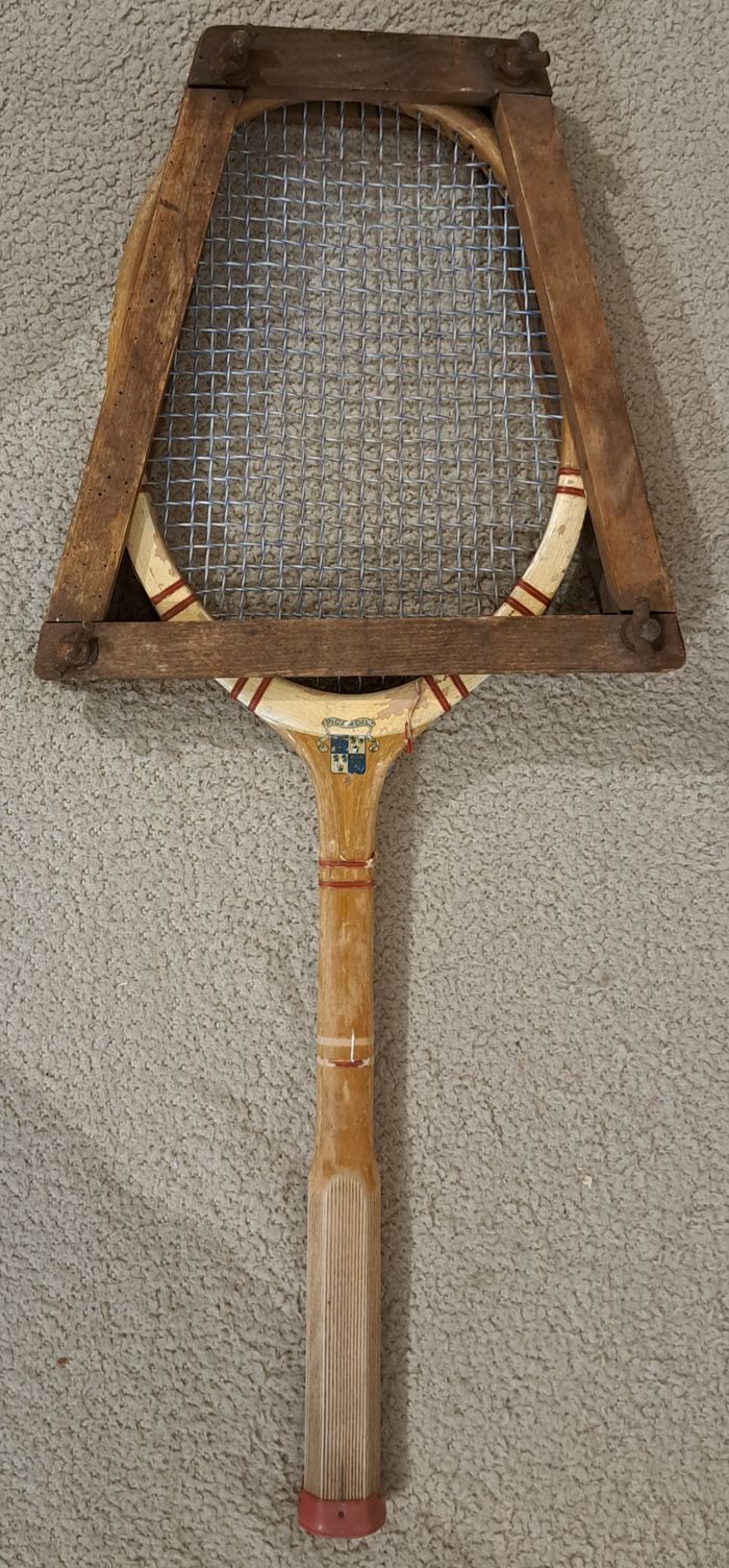 Ancienne raquette de tennis avec tendeur en bois Babolisez Picardie
