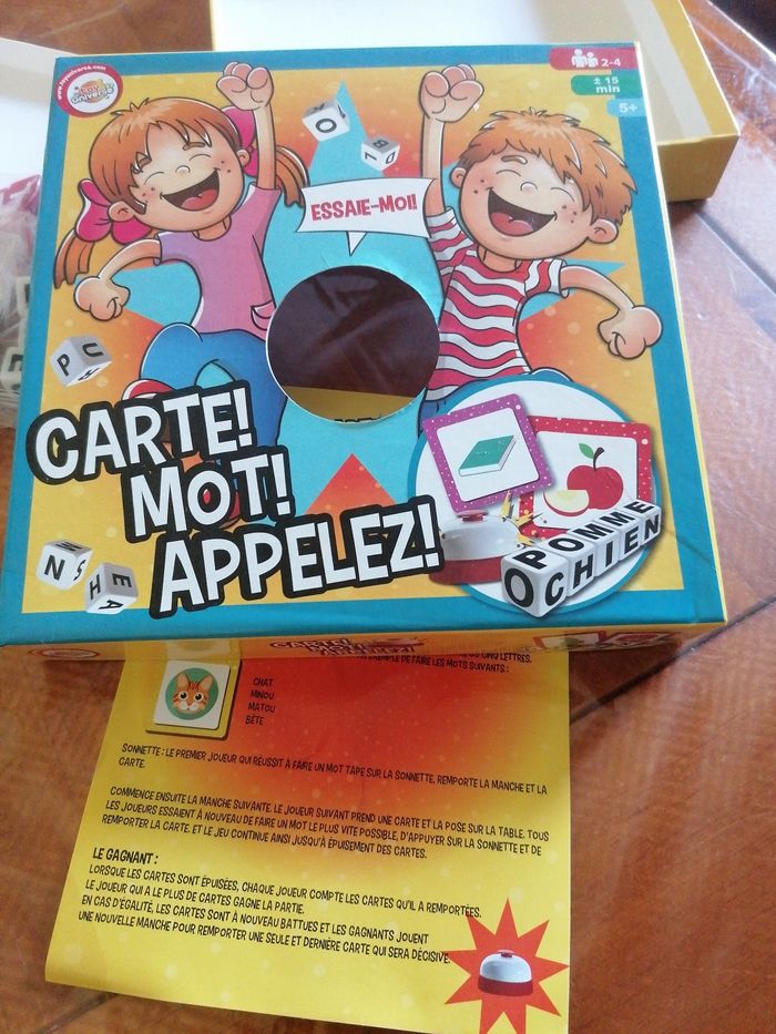 Jeux de société "carte, mot, appelez, toy universe