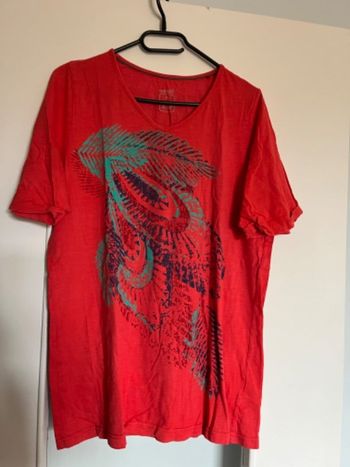 Ter shirt rouge orangé avec motif feuille