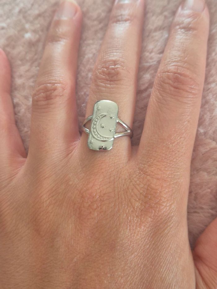 Jolie bague ouverte en acier couleur argent