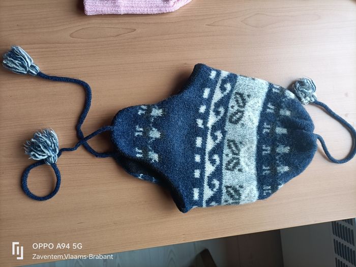 Lot de 2 bonnets rose et bleu et une paire de gants rose - photo numéro 3