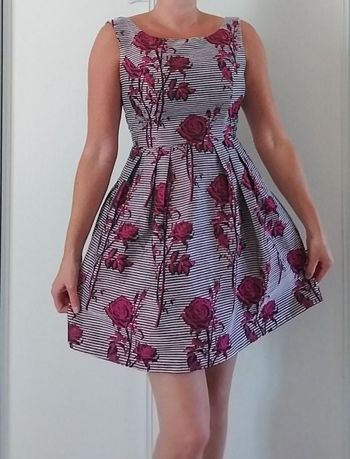 Belle robe fleurie patineuse