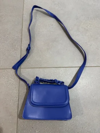 Sac à bandoulière violet primark, bon état mais quelques traces, 19*13cm