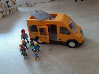 Bus et personnages Playmobil