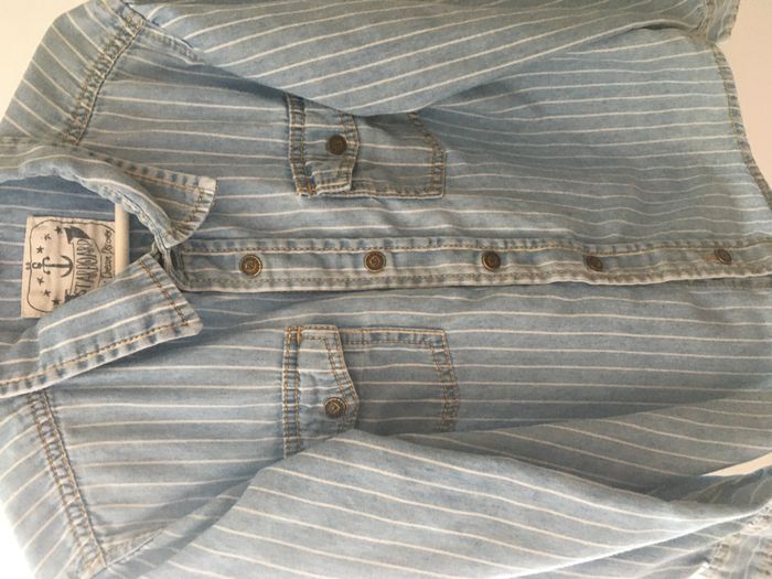 Chemise jean bleu clair manches longues – 4 ans – très bon état - photo numéro 3