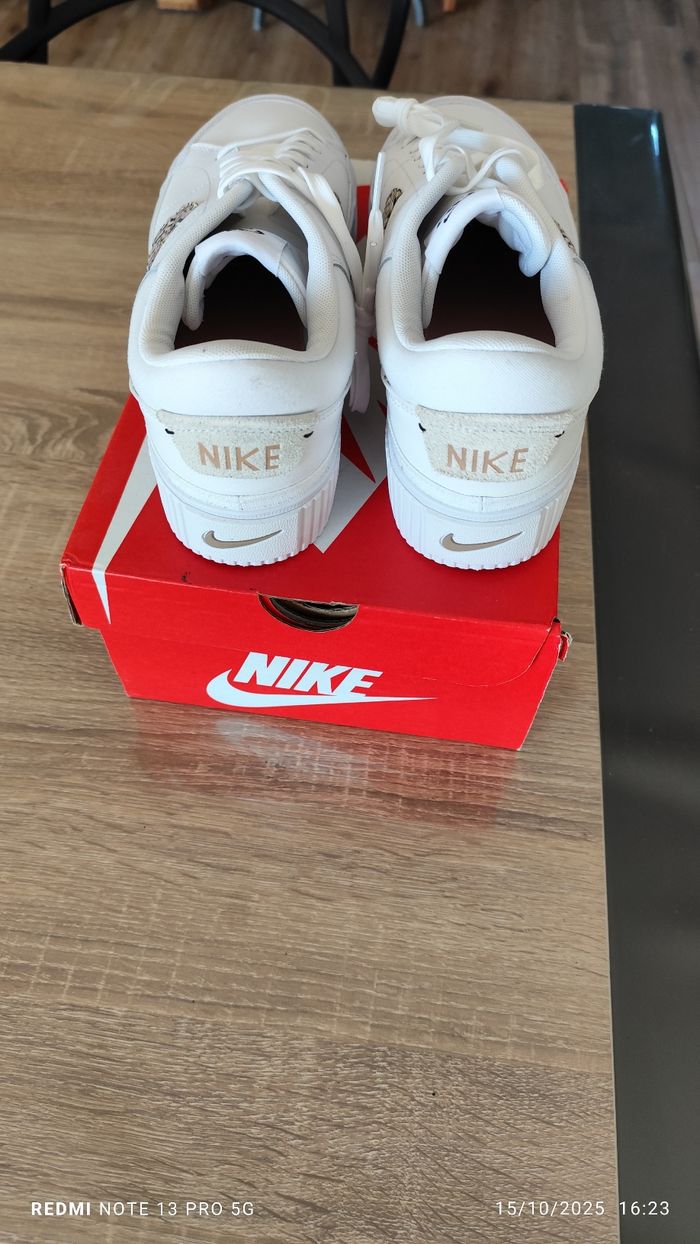 Baskets blanches Nike - photo numéro 3
