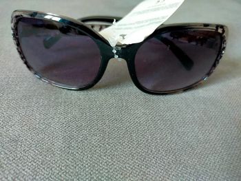 Lunettes de soleil œil de chat noir et écaille