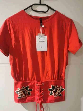 Haut rouge  brodé  avec  effet corset  neuf 36