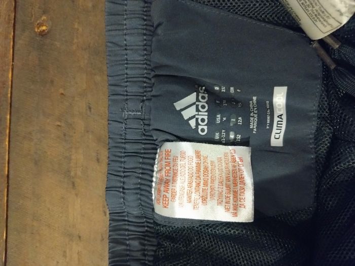 Bermuda de sport Adidas gris garçon 12 ans – Très bon état - photo numéro 2