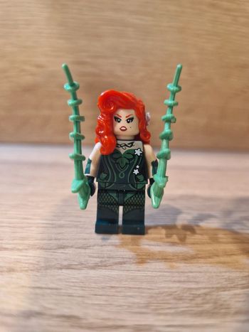 Figurine type lego Poison Ivy DC Comics