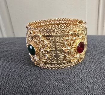 Bracelet manchette oriental motif filigrane pierre rouge et verte soiree mariage