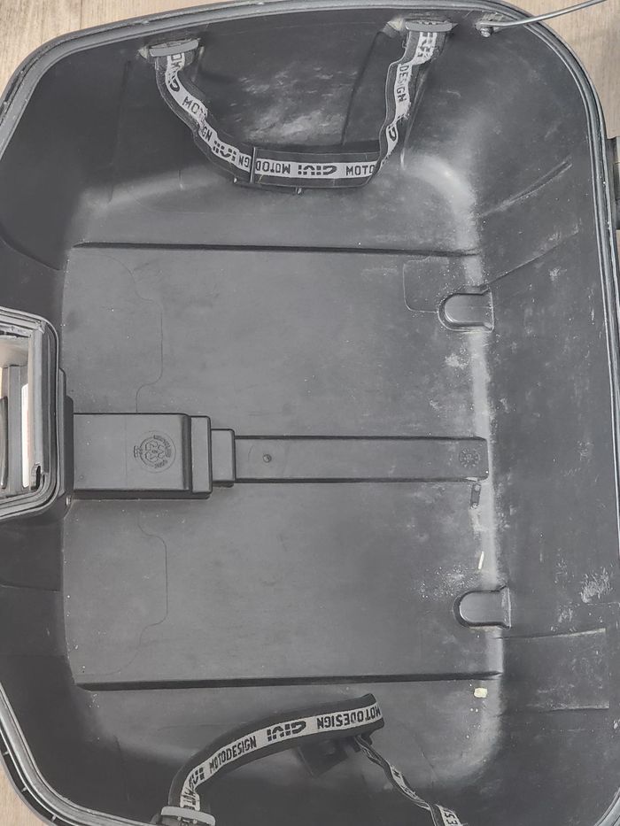 Top-case GIVI ~45 L – Monokey - photo numéro 7