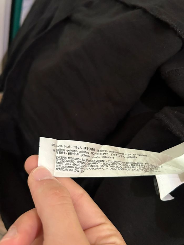 669 – robe Zara noire à manches longues et col v avec détails dentelles et boutons - photo numéro 13