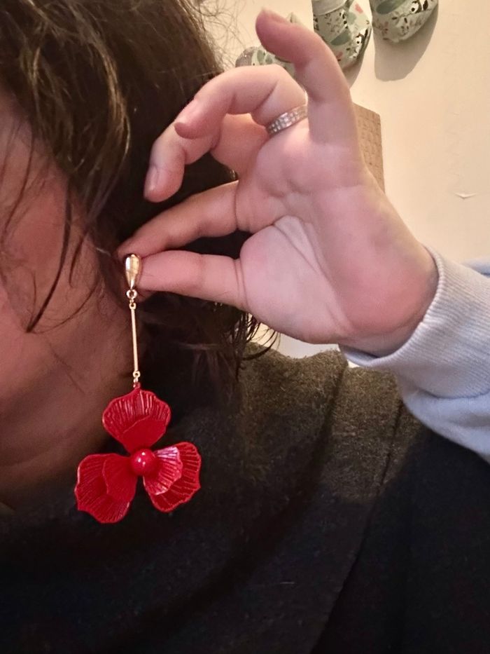 Boucles d’oreilles pendantes NEUVES femme en forme de fleurs couleurs rouge et doré - photo numéro 4