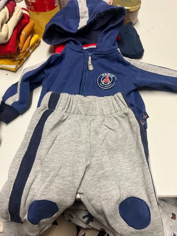 Lot 6 mois pyjama / body / pantalon pull ect 