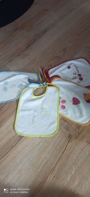 Lot de 4 bavoirs imprimes