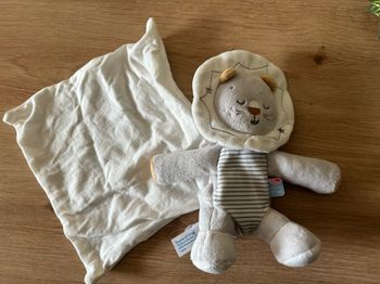 Doudou lion gris rayé blanc mouchoir sucre d orge