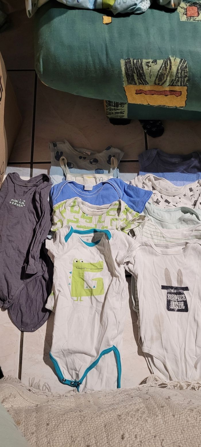 Lots 11 bodies 18 mois manchesm courte
