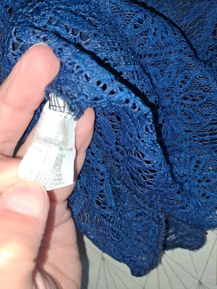 Top femme bleu double dentelle ajourée tbe S/M - photo numéro 3