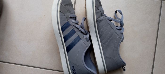 Jolie basket Adidas grises  bandes bleues marine 41,5 . Bon état. Usées en haut du talon voir photo. Pliure au niveau des orteils. - photo numéro 2