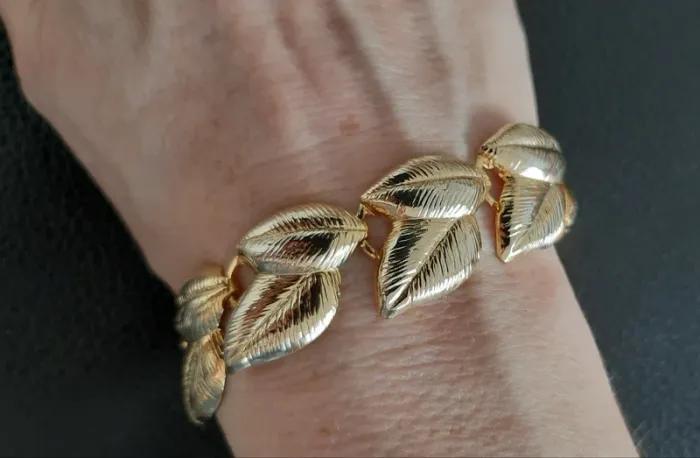 Superbe parure collier, bracelet et boucles d'oreilles assortis motif feuilles en métal doré. - photo numéro 11