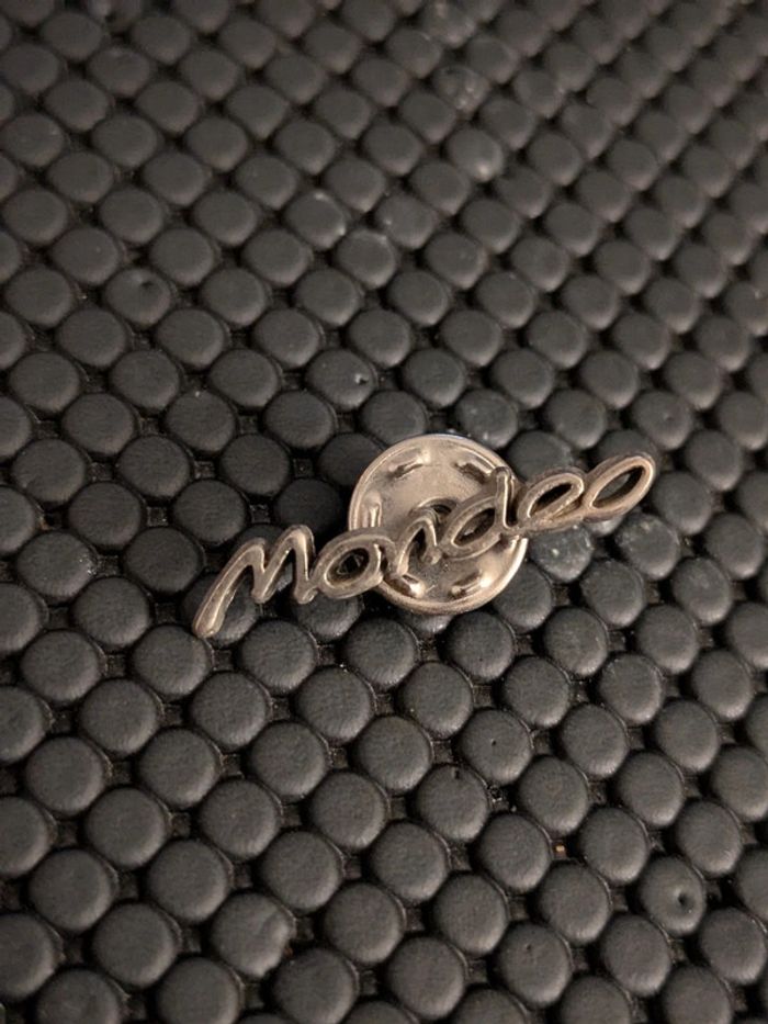 Pin's logo Ford Mondeo