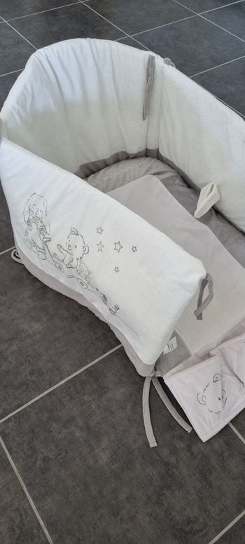 Tour de lit avec matelas à langer