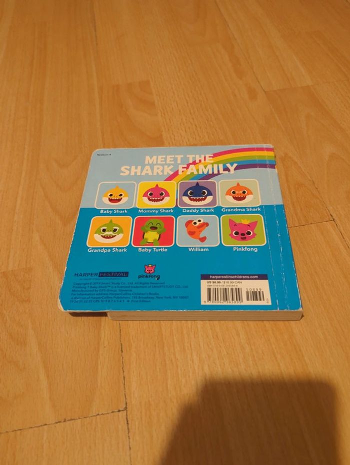 Livre Meet the shark family - photo numéro 3