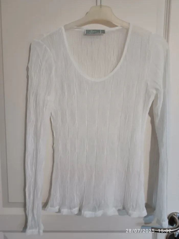 Haut blanc matière transparente