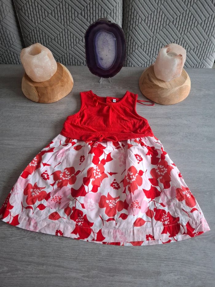 robe et fleurie Taille 23 mois