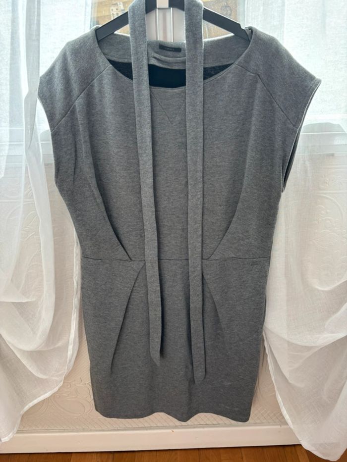 Robe grise IKKS - Taille 44. Avec sa ceinture