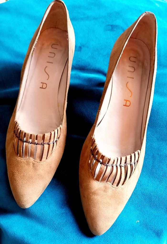 Chaussures Escarpins Marque Unisa cuir Daim. Pointure 40. - photo numéro 1