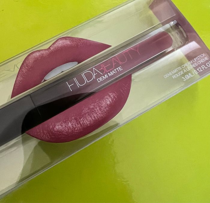 Rouge à lèvre demi matte Huda beauty