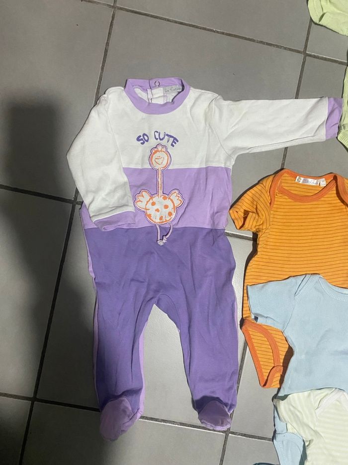 Lot body 9 mois (71 cms) + 1 pyjama - photo numéro 2