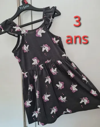 ● 3 ans ● Robe licorne
